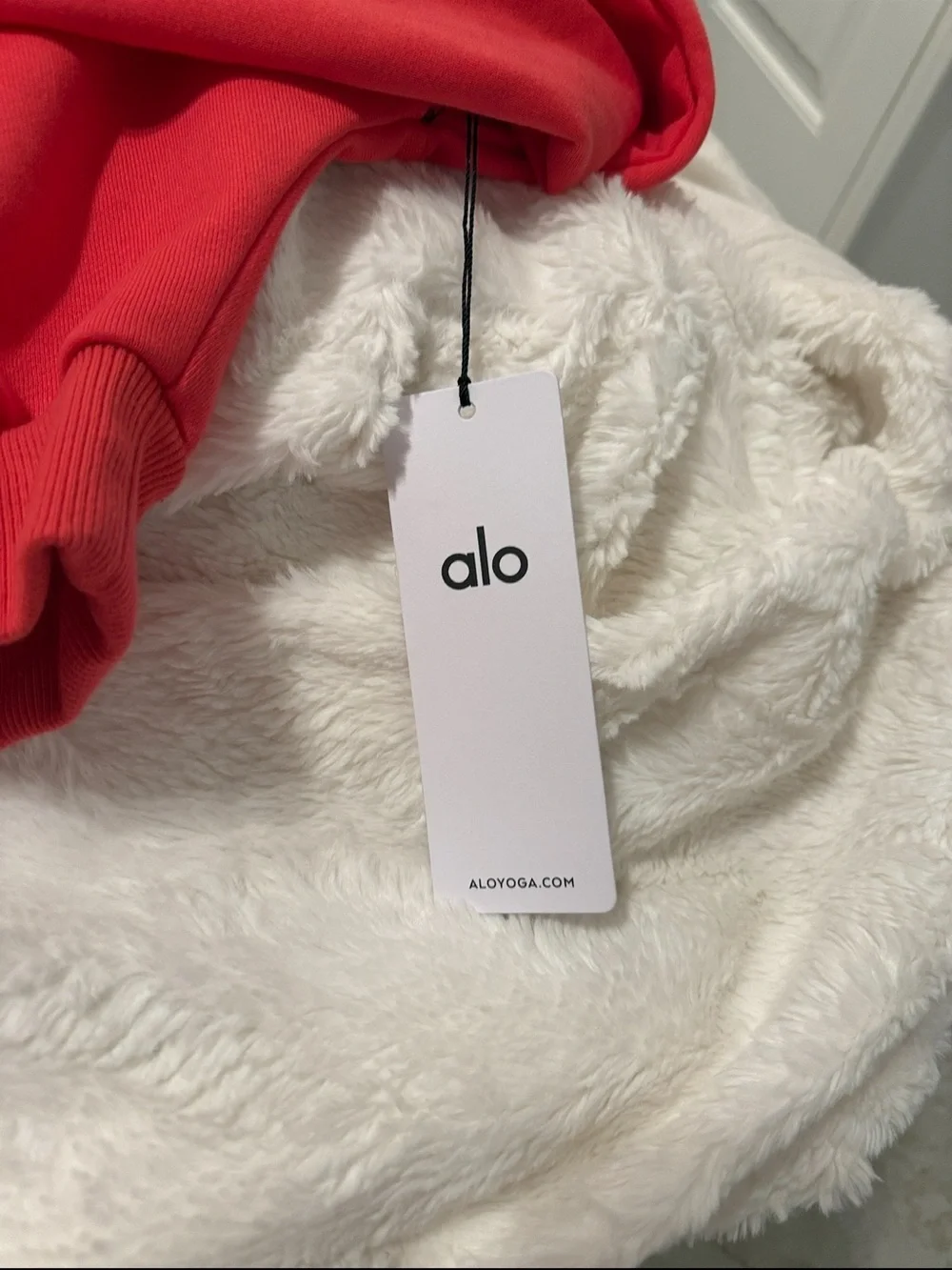 AUTHENTIC🍓 Alo Yoga Cropped Accolade Crewneck - Candy Red 🍓